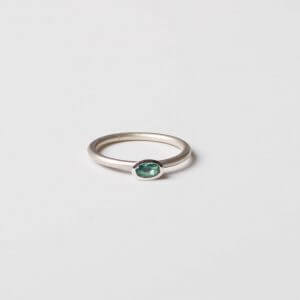 Ring mit blauem Turmalin. Made by SchmuckGraefin & Gefährten. Individuelle Anfertigung in deiner Ringgröße. Ab 198 €