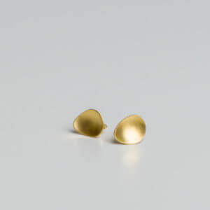 Goldene Schalen mit mattierter Oberfläche schmücken dein Ohr. Schlicht, zeitlos, aber durch die ovale Form ein besonderer Hingucker.