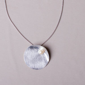 Silberreif 925 Silber, Kettenanhänger mit aufgesetzter Perle.
