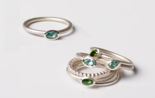 Stapelringe mit Turmalin. Stein oval oder in der Form eines kleinen Tropfens. Stapelringe in Berlin bei der SchmuckGraefin in Silber oder in Gold. Oder auch in 585Rotgold mit Turmalin.