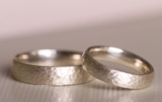 925 Silberringe matt mit Hammerschlag. Schön als Trauring in Silber oder auch in Gold. Dieser Ring ist ein Klassiker. Absolut zeitlos, ein bisschen wie das Leben mit seinem „Up and Down“. Hier seht ihr eine mittlere Breite, sieht aber auch großartig aus als ganz schmaler oder als breiter Ring. Machen wir - kein Problem!