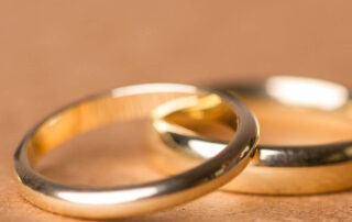 Du magst Silber und dein*e Partner*in Gold? Wir machen Trauringe, die zu euch passen und manchmal sind das auch verschiedene Ringe. Hauptsache es gefällt und ihr habt Freude beim Tragen!