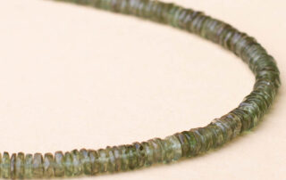 Halskette aus Moldavit. Edelsteine in Linsenform.