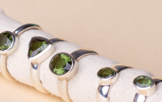 Moldavitringe findest du bei uns im Schmuckladen in Berlin Kreuzberg in ganz verschiedenen Ausführungen in Silber.