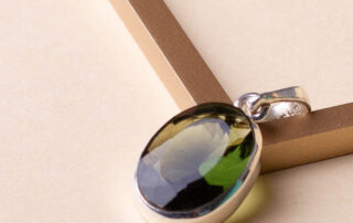 Moldavit Kettenanhänger gefasst in Silber. Diese Anhänger bekommst du bei uns im Laden in ganz verschiedenen Varianten.