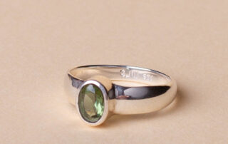 Silberring mit einem schönen facettierten ovalen Moldavitstein