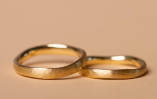 Schmale Trauringe in 585 Gold. Die ungleichmäßige Kante ist bei jedem Ring ein wenig anders, da sie von Hand gearbeitet wird. Diese beiden Ringe sind auch in einer breiteren Variante oder in dem sattgelben 750 Gold eine wunderbare Möglichkeit euch auf dem Lebensweg zu begleiten.