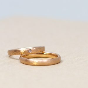 Trauringe aus 585 Rotgold mit Hammerschlag. Diese Ringe fertigen wir in Weißgold, Gelbgold und in 925 Silber. In deiner Wunschbreite und passgenau.
