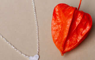 Silberkette mit einem matten integriertem Herzanhänger.