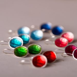 Silberrohringe in Rot, Blau, Grün, Pink und Türkis.