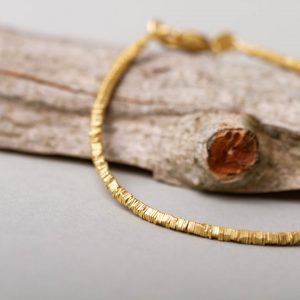 Goldarmband Quadrat Mini. Material Silber Gold plattiert. Erhältlich als Halskette und als Armband.