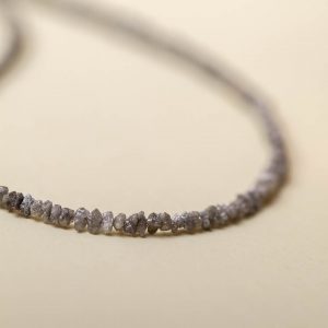 Minimalistische Halskette mit Rohdiamanten.