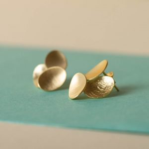 Eine gelungene Komposition von drei ovalen Goldplättchen machen diesen besonderen goldenen Ohrstecker aus. Material: 925Silber Gold plattiert.