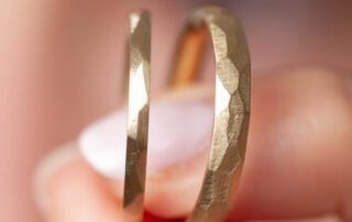 Ringe für die Hochzeit in 14Karat Gold mit Facetten. Diese Ringe werden per Hand bearbeitet und jeder Ring wird ein wenig anders. Eine individuelle Anpassung gehört zu unserem Service und du kannst dir außer 14 Karat Gelbgold auch das hochwertige 18 Karat Gold in sattgelb, Weißgold oder auch Rotgold aussuchen.