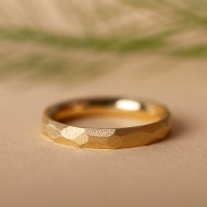 Goldring 14 Karat mit handgeschliffenen Facetten. Diese Ringe sind in verschiedenen Edelmetallen erhältlich. Individuelle Anfertigung auch in Weißgold oder in Rotgold.