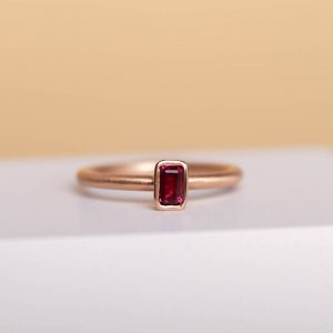 14K Rotgoldring mit einem Pink Turmalin. Damit der Ring ganz genau sitzt bestimmen wir die Größe nachdem er ausgesucht wurde und ändern ihn passgenau.