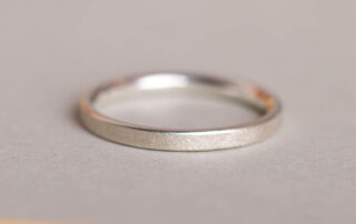 Minimalistischer Trauring. Machen wir in hochwertigem Gold und auch in Silber.