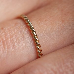 Gedreht wie eine Kordel. Ring aus 585 Gelbgold. Diesen Ring kannst du in deiner persönlichen Ringgröße bei uns in Auftrag geben.