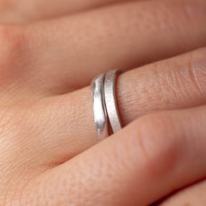 Schlichte Ringe in Silber oder in hochwertigem Gold für die Hochzeit. Unterschiedliche Formen und Oberflächen bearbeiten wir in unserer Werkstatt. Gern vereinbaren wir Trauringtermine telefonisch oder per Mail.