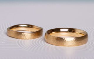 Individuelle Eheringe. Hammerschlag mit gewellter Kante oder Hammerschlag mit gerader Kante. 750er Gelbgold.