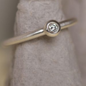 Diamonds……Silberring mit einem geschliffenen Diamanten.