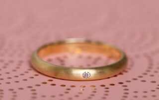 Feiner Goldring mit Brilliant. Individuell angefertigt und angepasst in deiner Wunschgröße.