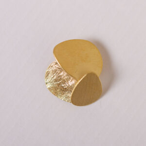 Kettenanhänger mit unterschiedlichen Oberflächen. in 585 Gold.