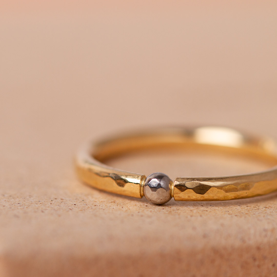 Weissgoldkugel im Goldring