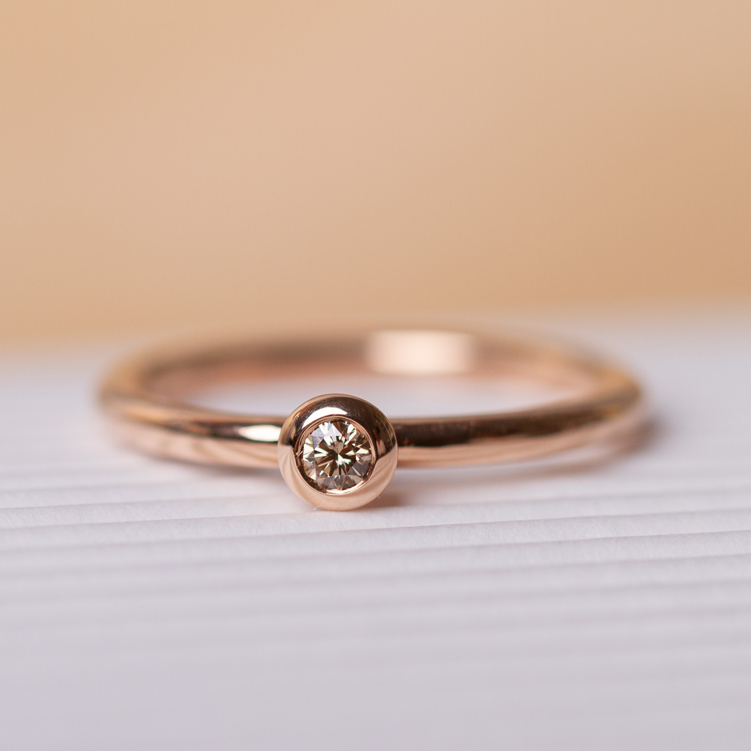 585 Rotgoldring mit Zimtbrillant