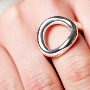 Der Ring ist ein Ring. 925 Silber.