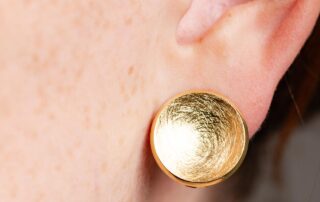 Goldclips. 925 Silber gold plattiert. Oberfläche eismatt.