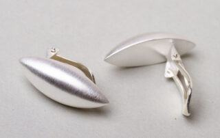 Ohrclip silber in länglicher Form und läuft auf beiden Seiten spitz zu