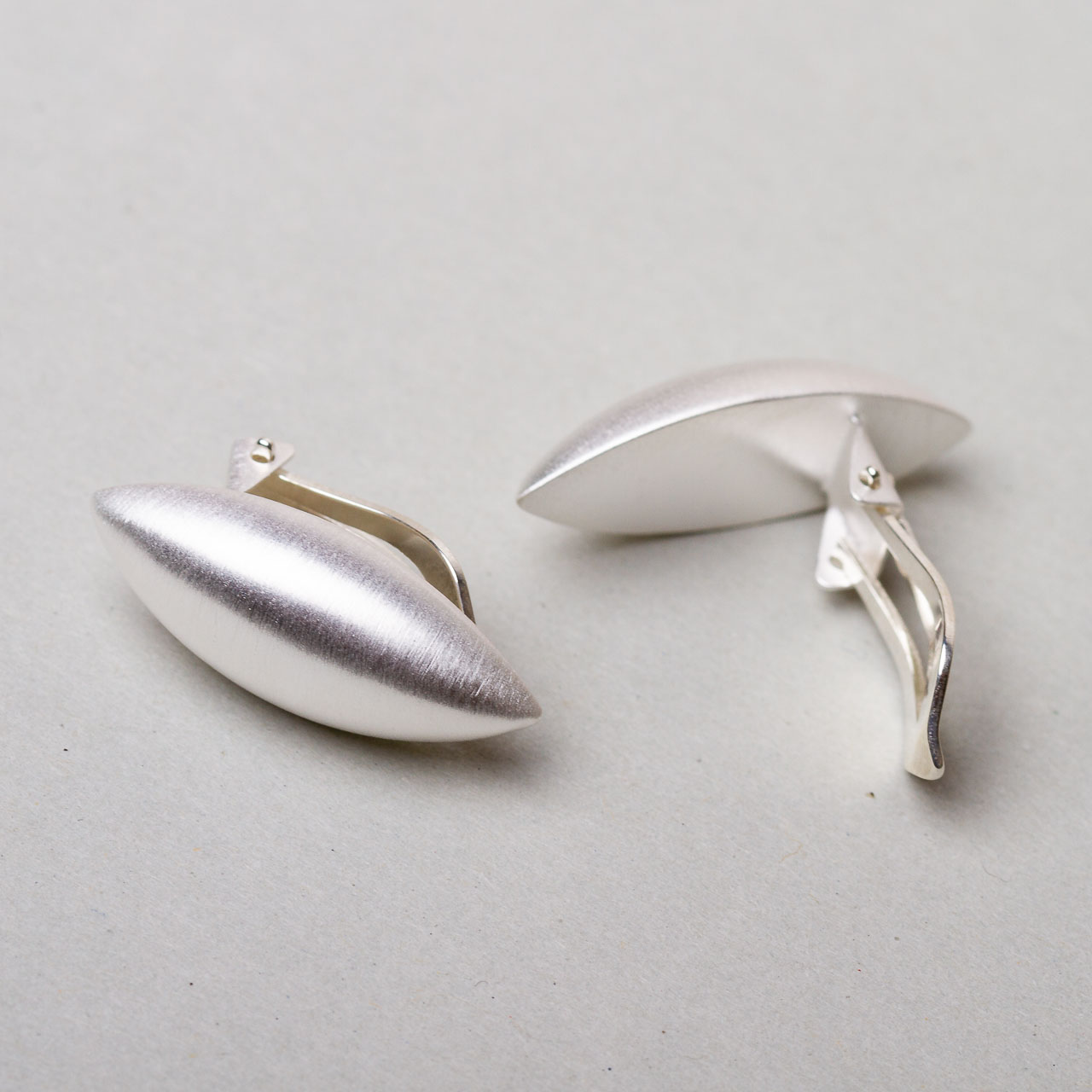 Ohrclip silber in länglicher Form und läuft auf beiden Seiten spitz zu