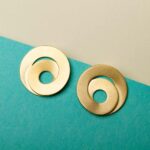 Spiralförmiger Ohrclip in Gold.