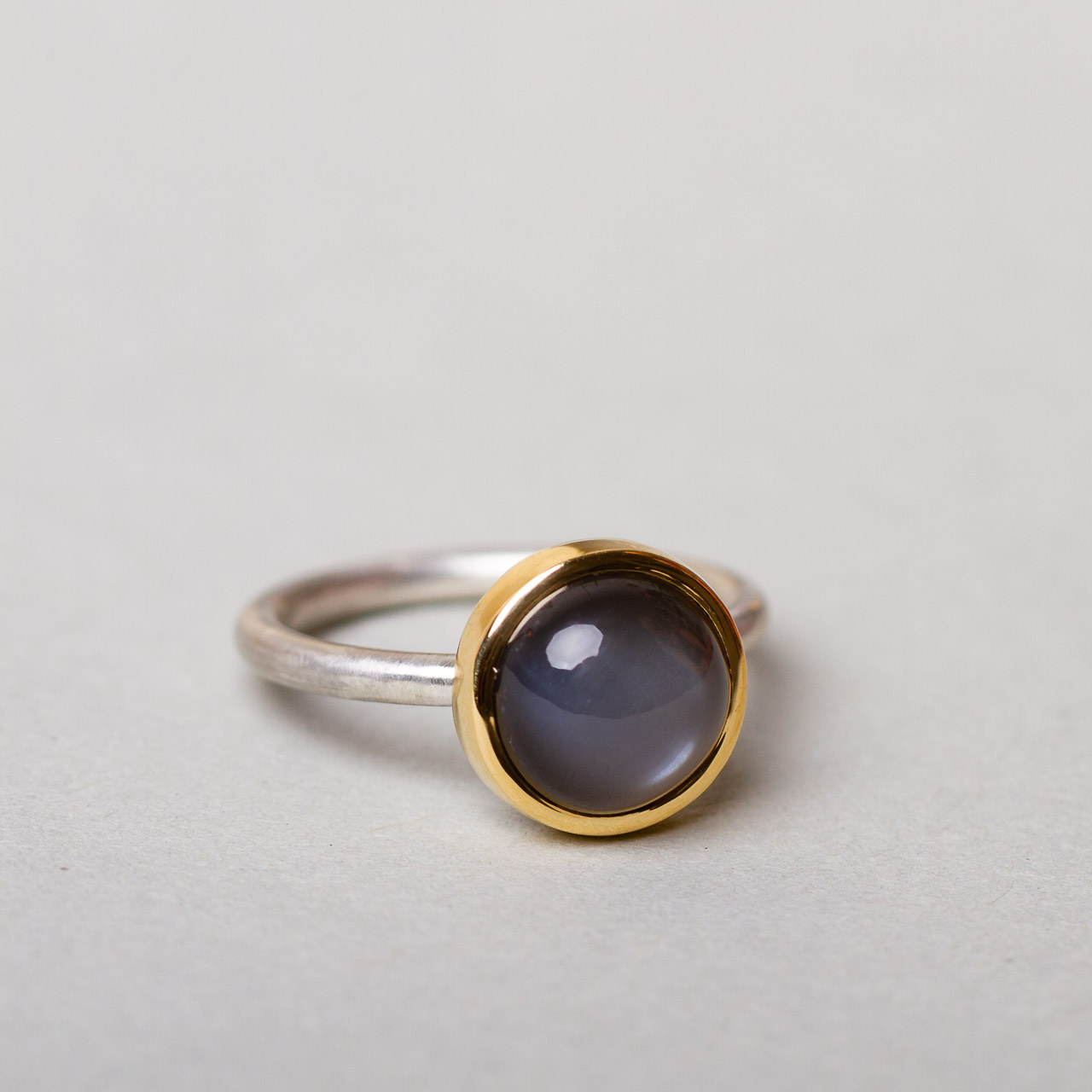 Mondsteinring mit Goldfassung