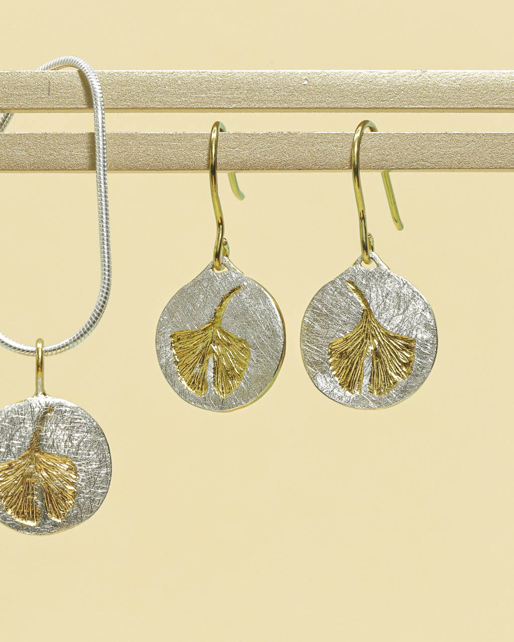 Ohrhänger Ginkgo & Rund – Bild 2