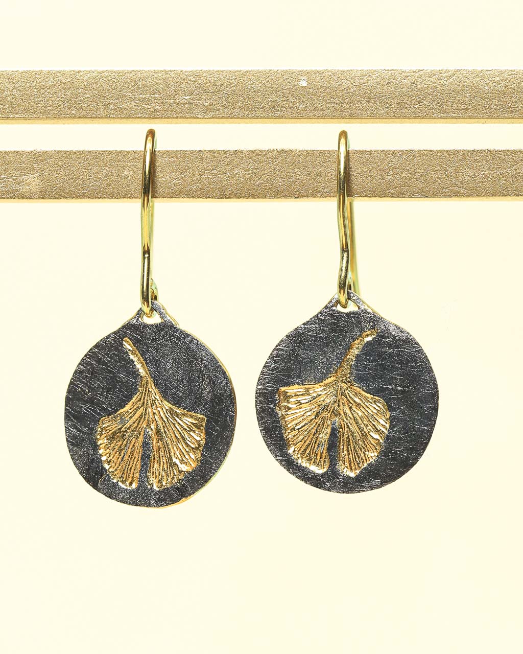 Ohrhänger Ginkgo & Rund – Bild 3